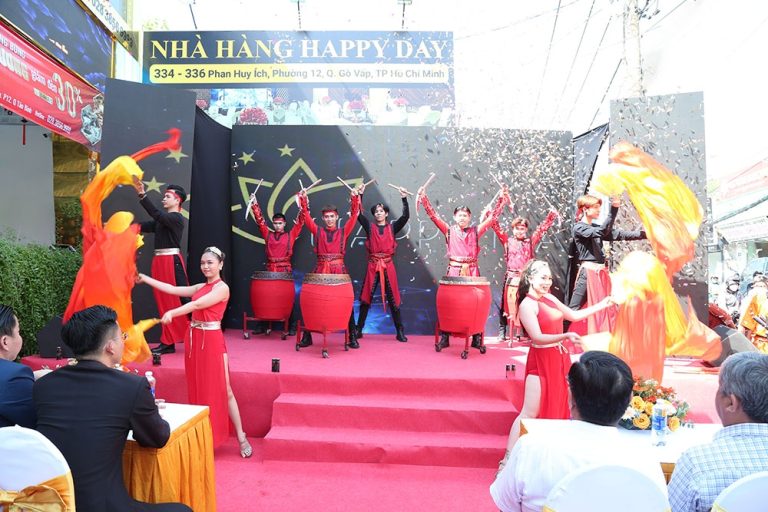 nhung-thu-vi-ve-nha-hang-happy-day-doc-dao-moi-khai-truong-o-tp-hcm-1